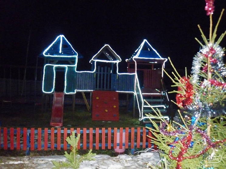 Новогодняя елка и подсветка детской площадки в поселке Холмец.