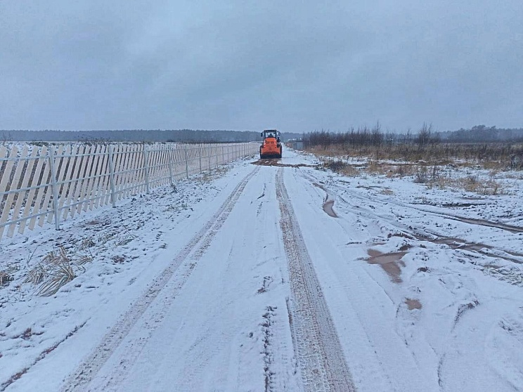 Продолжается строительство дороги. 