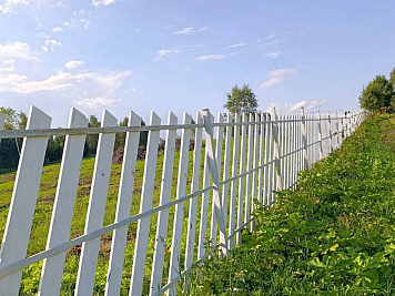 В поселке Власьево завершили строительство фасадного забора. 