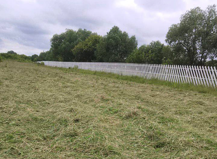 Покос травы у въездной группы