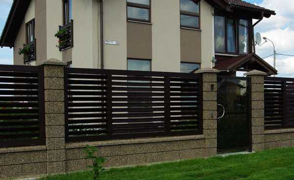 забор защищает