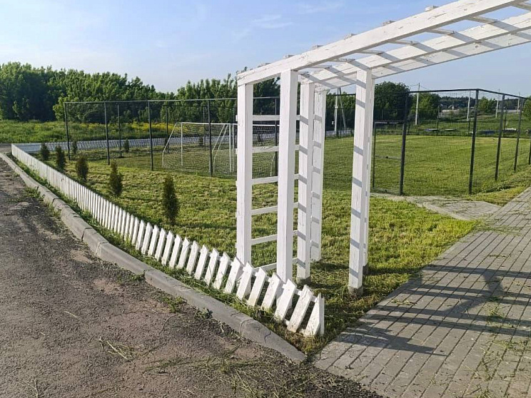 В коттеджном поселке Адмирал провели покос травы на площадках для отдыха.