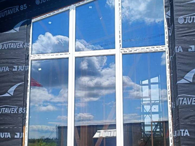 В поселке Эко Озеро 2 у въездной группы появился «взгляд» — установлены окна.