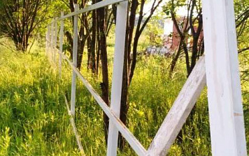 В Починках второй очереди ведутся работы по строительству забора.