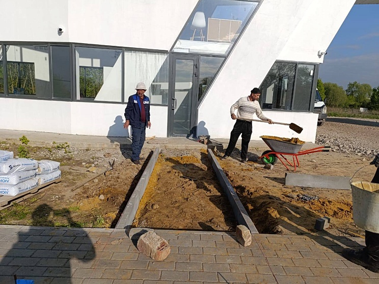 В поселке Адмирал ведутся работы по блпгоустройству территории