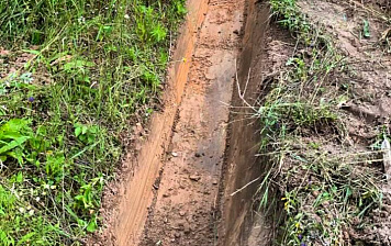 В поселке Починки второй очереди рабочие сделали водоотводные траншеи