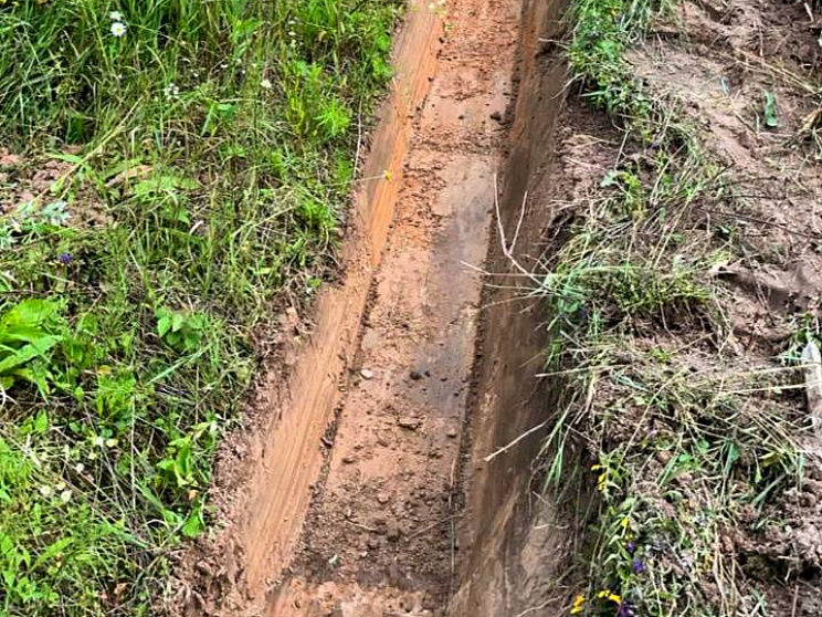 В поселке Починки второй очереди рабочие сделали водоотводные траншеи