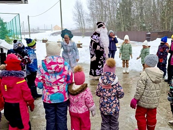 Матрёнино, Холмец, Велиборы, Кубасово - в каждый посёлок приехал Дедушка Мороз.