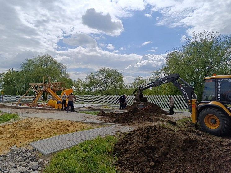 Засев газона на детской площадке поселка Адмирал.