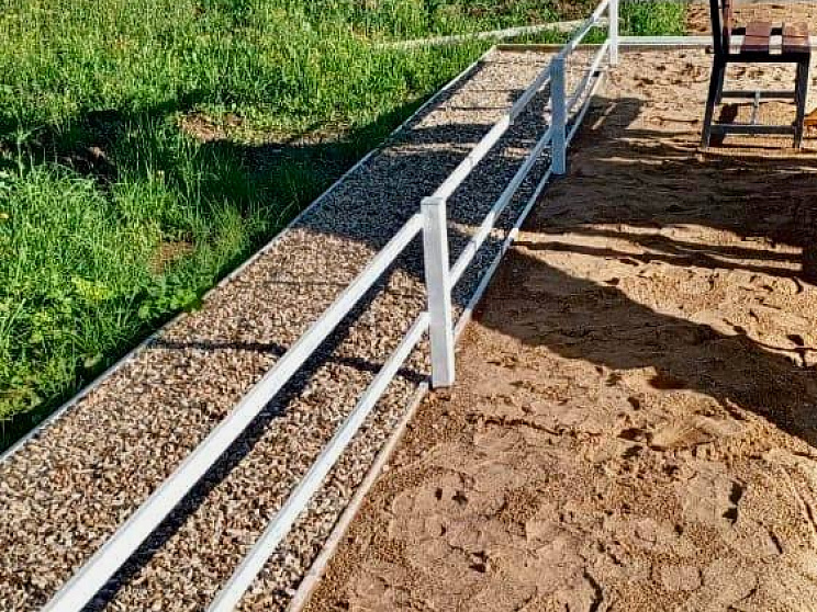 В коттеджном поселке Балабановка установили забор вокруг детской площадки