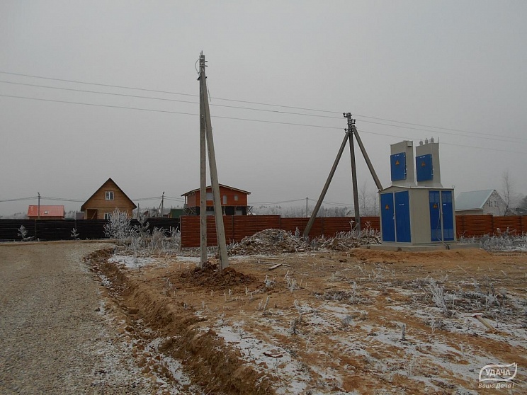 Шлагбаум, подстанция и опоры электросети в поселке Хрустали-мини.
