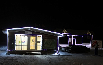 Праздничная подсветка въездной группы в поселке Белояр.