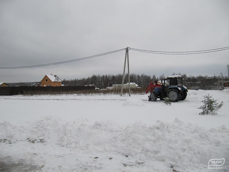 Уборка снега и расчистка дорог в поселке Боровки.