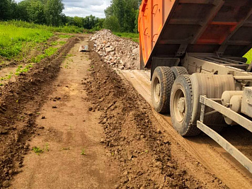В поселке Адмирал второй очереди продолжаются работы по строительству дорог.