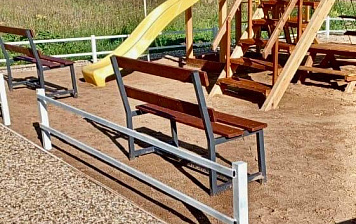 В коттеджном поселке Балабановка установили забор вокруг детской площадки