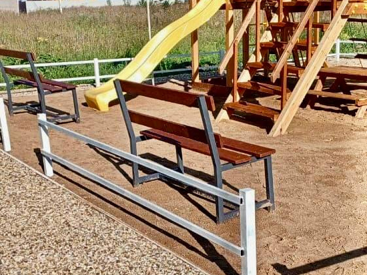 В коттеджном поселке Балабановка установили забор вокруг детской площадки