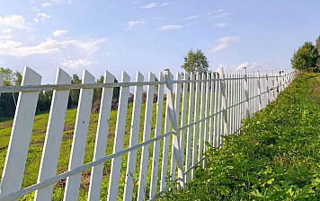 В поселке Власьево завершили строительство фасадного забора. 