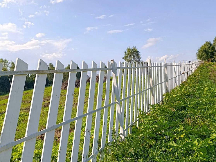 В поселке Власьево завершили строительство фасадного забора. 