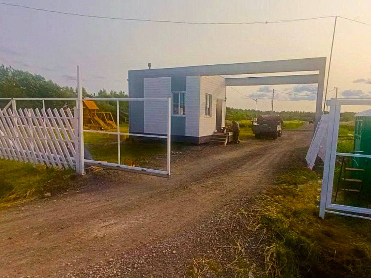 Во второй очереди поселка Починки установлены ворота въездной группы