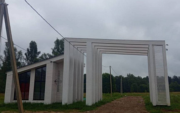 В поселке Высоково обновили въездную группу